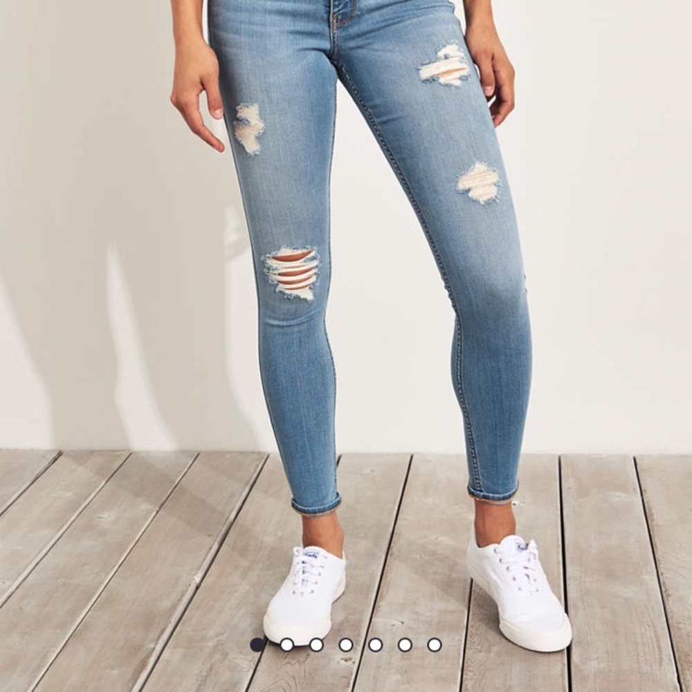 Like new low rise skinny jeans Hollister size 7R